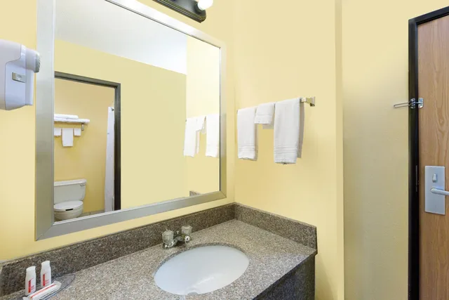 جناح استوديو بسريرين كوين، Econo Lodge Inn & Suites Yankton, SD 3/3