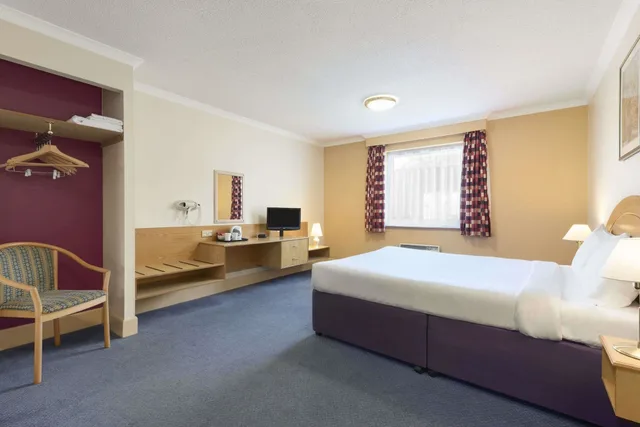 غرفة بسرير مزدوج وسرير فردي، Days Inn by Wyndham Watford Gap 2/4