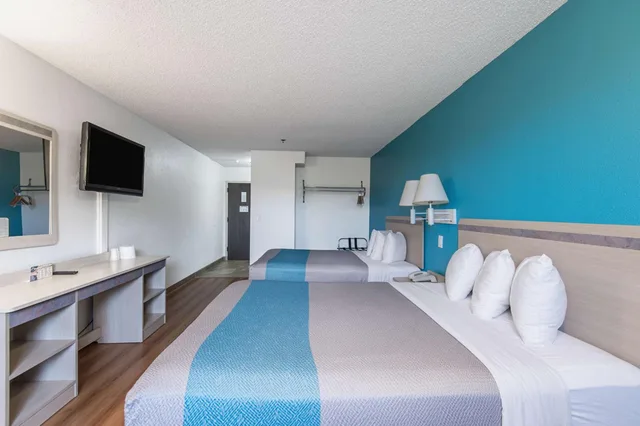غرفة بسريرين كوين لغير المدخنين، Motel6 Lawrence, KS 3/4