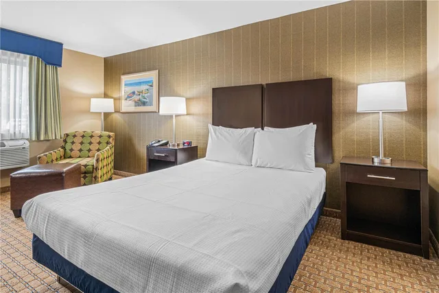 غرفة بسرير كوين بحوض استحمام لذوي الإعاقة، Best Western Providence Warwick Airport Inn 1/3