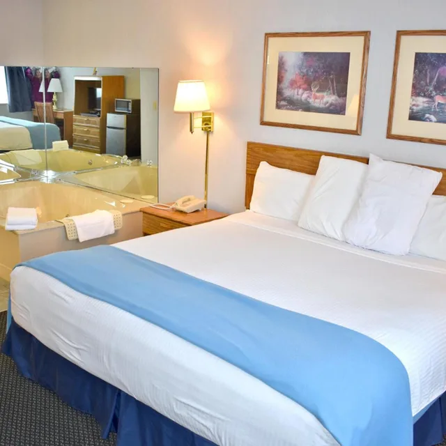 غرفة ديلوكس بسرير كينج بجاكوزي، Americas Best Value Inn Tahquamenon Country 1/7