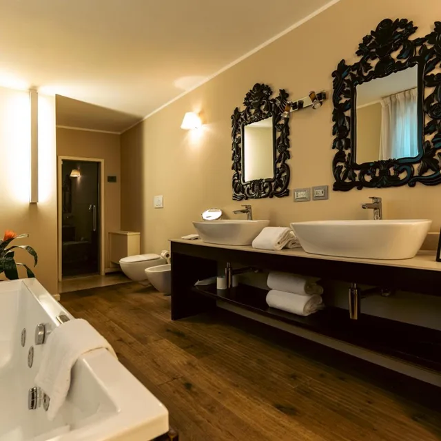 Deluxe, Town House 33 5/8