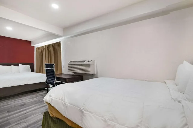 Upgrade, 3 Queen Beds، Econo Lodge Needles 4/6