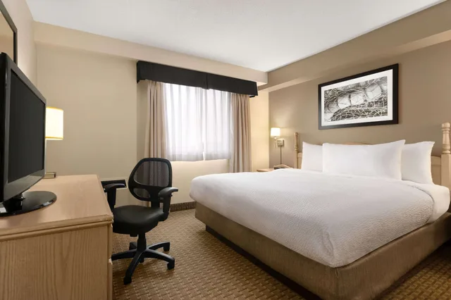 2 Bedrooms, Drive Up, Suite, King Bed, Sofa، Travelodge Suites by Wyndham Moncton 2/3