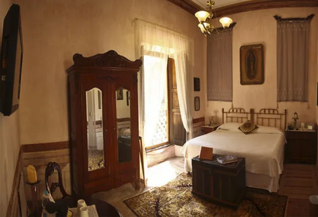 Junior Suite, King Bed, Courtyard Area، Hacienda Sepulveda Hotel Spa 1/4