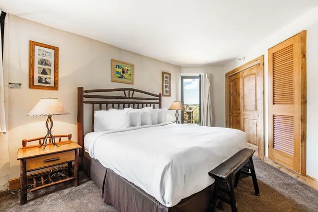 2 Bedrooms, Condominium, 1 King and 2 Double Beds, Sofa، Silver King Hotel 3/9