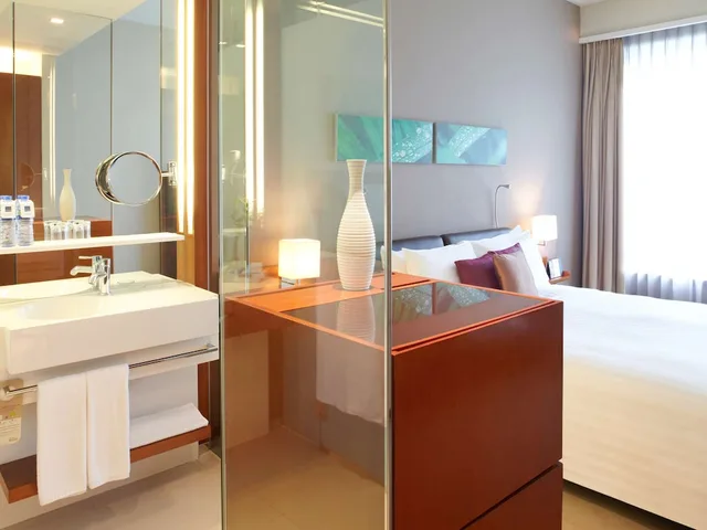 Standard, Queen Bed, Novotel Citygate Hotel Hong Kong 4/8