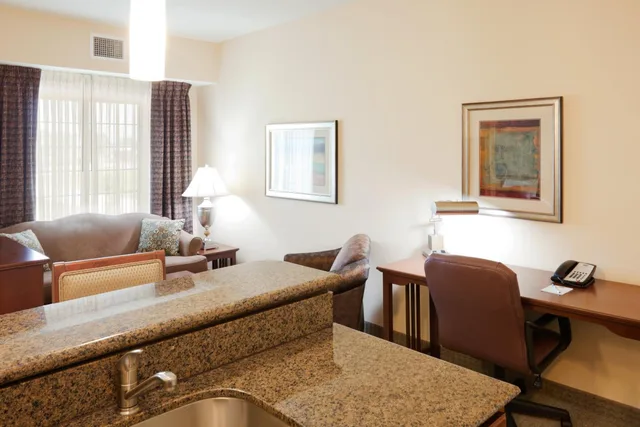 جناح بسرير كينج بغرفة نوم واحدة مع أريكة، Staybridge Suites Lafayette Airport 3/4