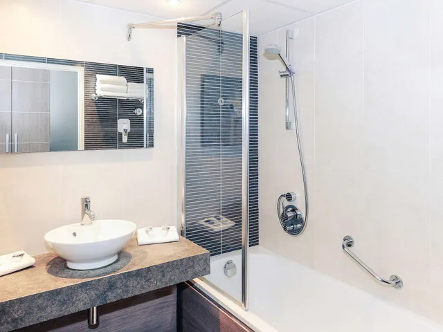 غرفة بريفيليج بسرير مزدوج مع أريكة، Hotel Mercure Omaha Beach 9/9
