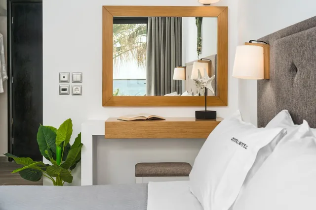 غرفة بسرير مزدوج أو سريرين منفصلين بإطلالة على البحر، Crystal Beach Hotel 2/5
