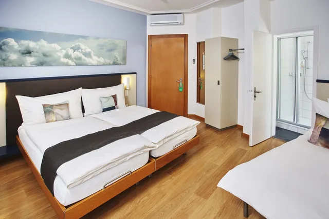 Standard, Quadruple, Twin Beds, Sofa, Bristol Hotel Zurich 2/5