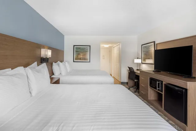 غرفة قياسية بسريرين كوين لذوي الإعاقة، Best Western Palm Beach Lakes 2/8
