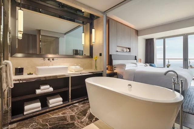 غرفة كلاسيكية بسرير كينج بإطلالة على البحر بشرفة مع دخول صالة النادي، Intercontinental Hotels Shenzhen Dameisha Resort 4/6