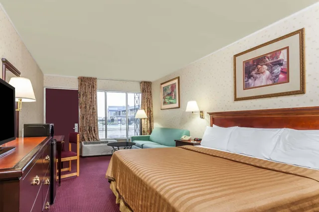 غرفة قياسية بسرير كينج، Travelodge by Wyndham Seymour 1/7