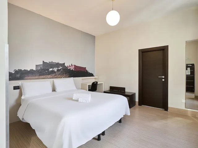 غرفة ثلاثية بسرير كوين وسرير فردي، B&B Hotel Napoli 6/10