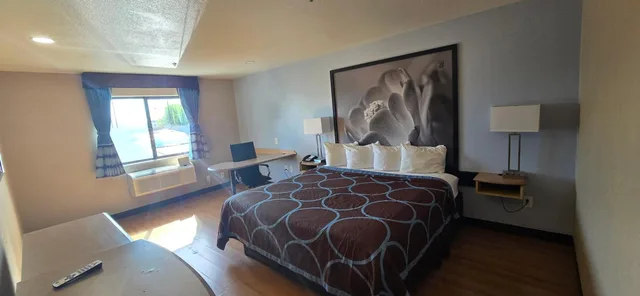 Room, King Bed, Bathtub, Accessible, Super 8 by Wyndham New Braunfels I-35 3/6