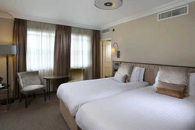 Comfy, Twin Beds، The Castle Hotel Windsor 2/2