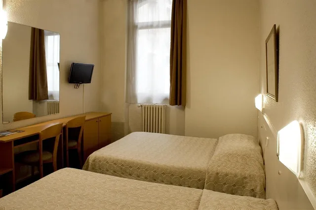 Room, Quadruple, Double Bed, Sofa, Ours Blanc Place Victor Hugo 9/10