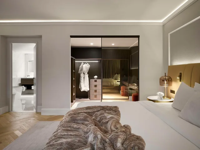 Vice President, Suite, King Bed، Vogue Hotel Montreal Downtown, Curio Collection by Hilton 2/4