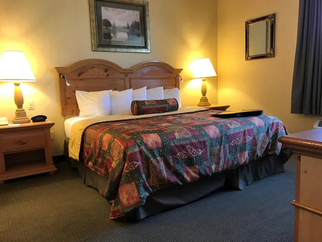 جناح بسرير كينج بحوض جاكوزي، Best Western Plus Revere Inn & Suites 4/10