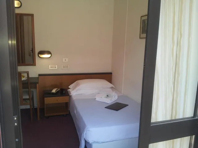 غرفة مفردة، Hotel Montecarlo 5/7