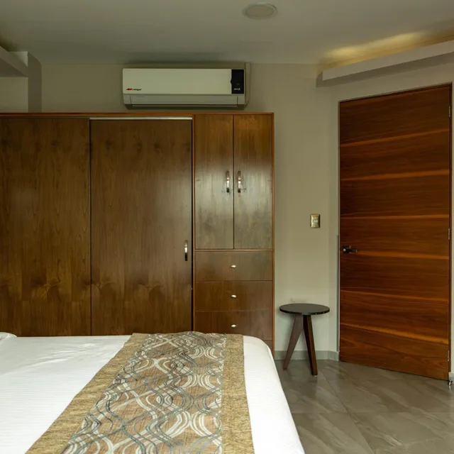 جناح تنفيذي، J. Towers Hotel Suites 8/10