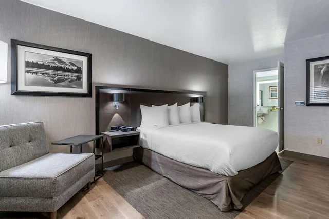 جناح تنفيذي بسرير كينج مع أريكة، Best Western Plus Hilltop Inn 1/5