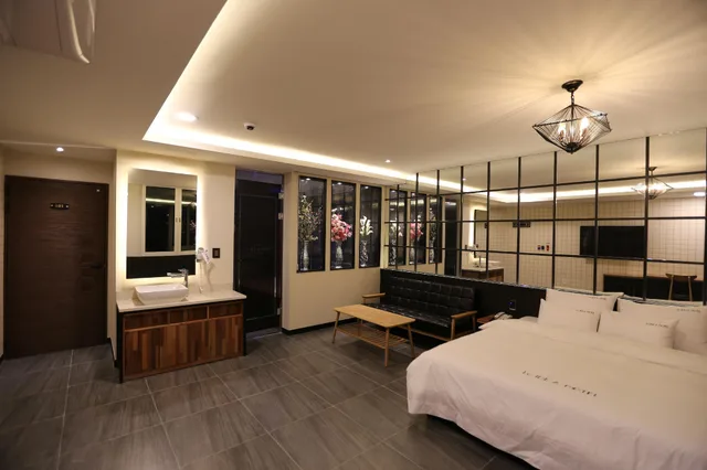 vip، Le IDEA HOTEL 2/2
