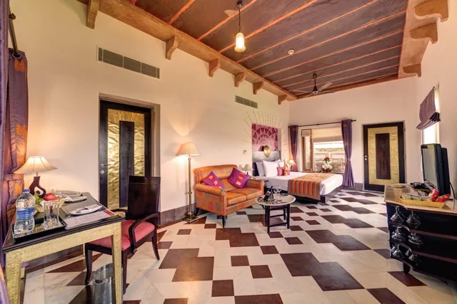 غرفة بريميوم، Ramada by Wyndham Udaipur Resort and Spa 2/3