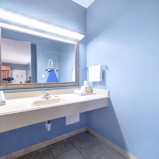 غرفة بسرير كينج وسريرين كينج، Weslaco Inn by Capital O Near Mercedes 6/10