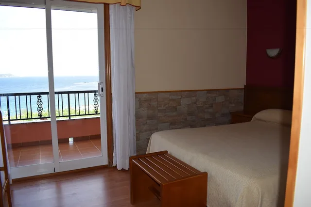 غرفة بسرير مزدوج بإطلالة على البحر بشرفة، Hotel VIDA Playa Paxarinas 3/5