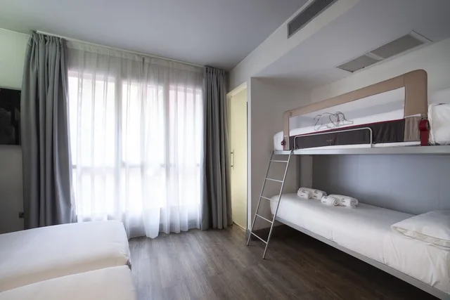 Room, Quadruple, Double and Bunk Bed, Petit Palace Plaza Espana 5/10