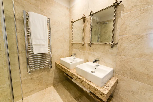 Superior, Double or Twin Bed, Fence Gate Lodge 2/2