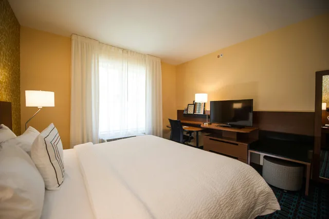 غرفة، Fairfield Inn Suites Cambridge 1/5