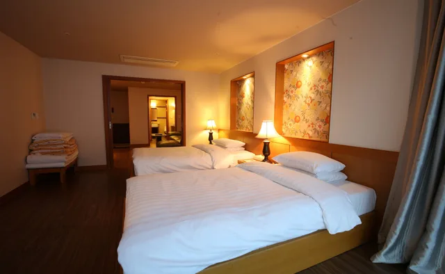 غرفة ديلوكس عائلية بسرير كوين وسرير فردي، Sunset Hotel 9/10