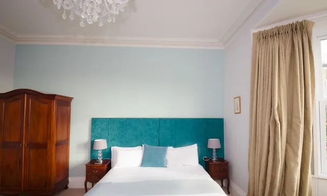 جناح ديلوكس بسرير كينج بإطلالة جزئية على البحر، Crofton House Hotel 5/10