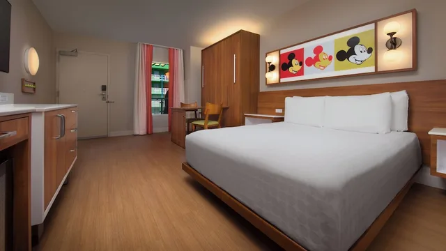 Preferred, Queen Bed, Pool View, Sofa, Accessible، Disneys Pop Century Resort 2/4