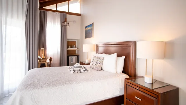 غرفة بسرير كوين بشرفة، The Lazy Parrot Inn Amp Mini Resort 5/7