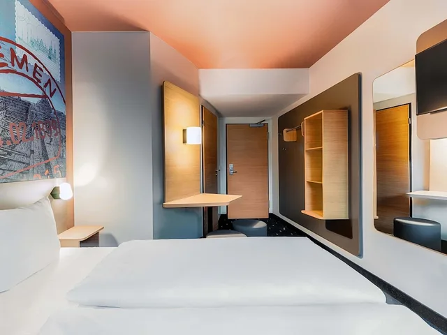 غرفة بسرير كوين، B&B Hotel Bremen-City 3/7