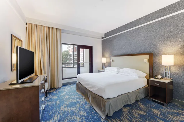 جناح بسرير كينج بشرفة مع أريكة، Embassy Suites Alexandria Old Town 2/5