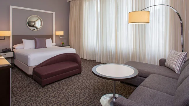 غرفة بسرير كينج بإطلالة، Hyatt Centric French Quarter New Orleans 2/2