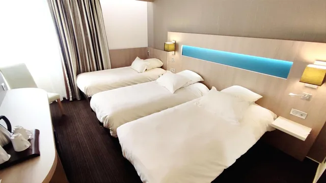 غرفة قياسية ثلاثية بثلاثة أسرّة، Best Western Marseille Aeroport 8/10