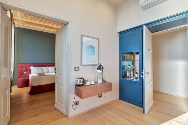 جناح ديلوكس بسرير كينج بإطلالة على البحر بشرفة، Villa Riviera Suites 1/1