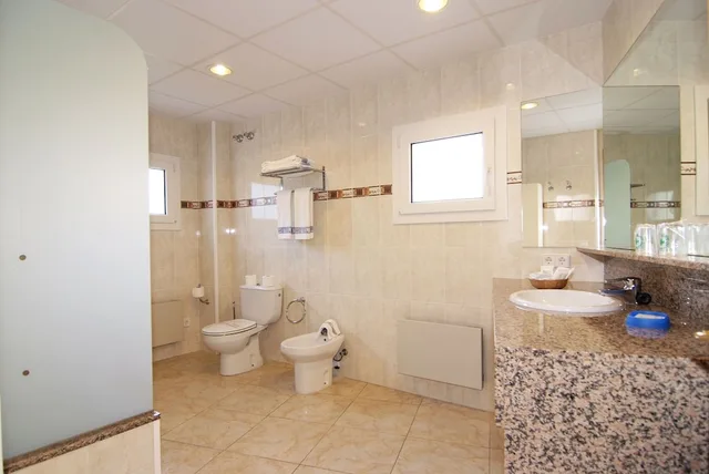 غرفة عائلية بأربعة أسرّة، Hotel Portbo 2/3