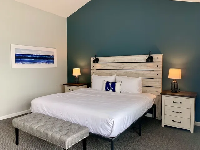 Comfort, King Bed, Bay View، Smuggler’s Cove Inn 2/5