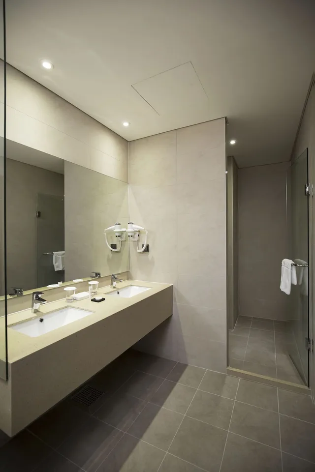 غرفة قياسية بسرير مزدوج بإطلالة جزئية على البحر، Best Western Haeundae Hotel 6/6