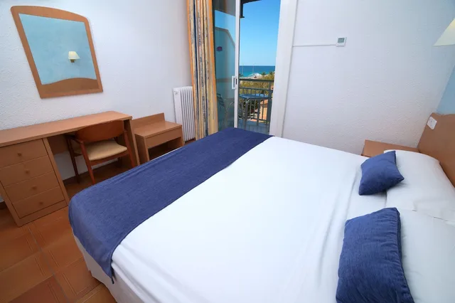 غرفة بثلاثة أسرّة بإطلالة على البحر مع سرير إضافي، Hotel Internacional Calella 5/10