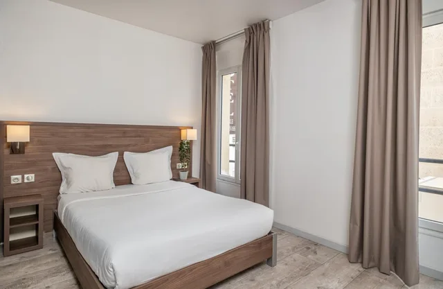 Comfort, Double Bed, Street View، Hotel La Perle Montparnasse 1/1