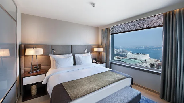 Room, King Bed, Bosphorus View, Corner، The Marmara Taksim 1/2