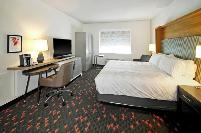 غرفة قياسية بسرير كينج مع أريكة، Holiday Inn & Suites Calgary Airport North 1/10